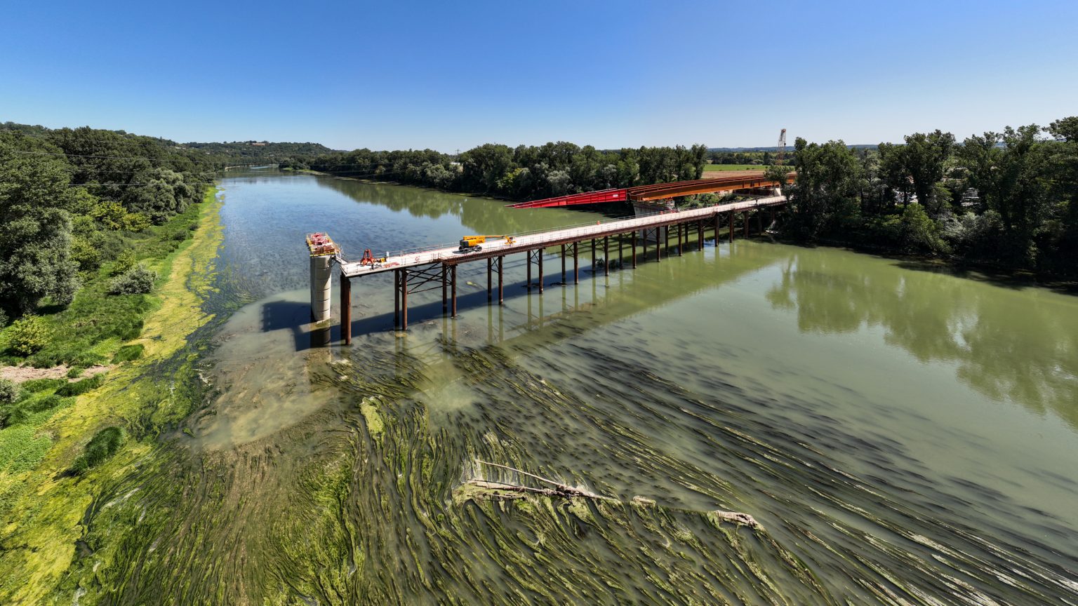 Estacade provisoire et batardeaux en rivière