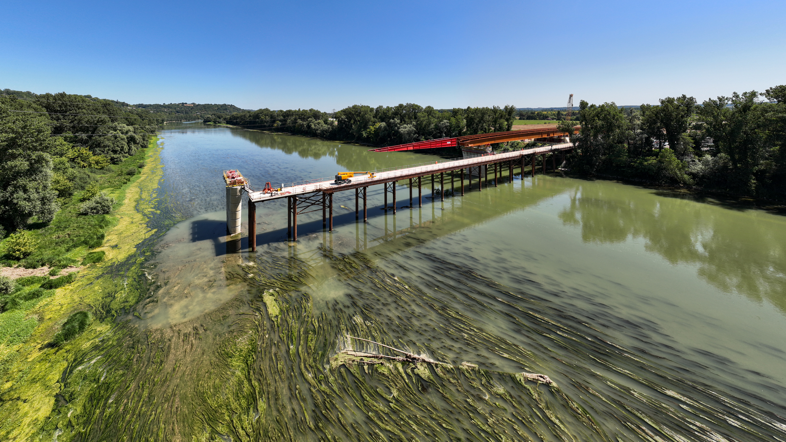 Estacade provisoire et batardeaux en rivière