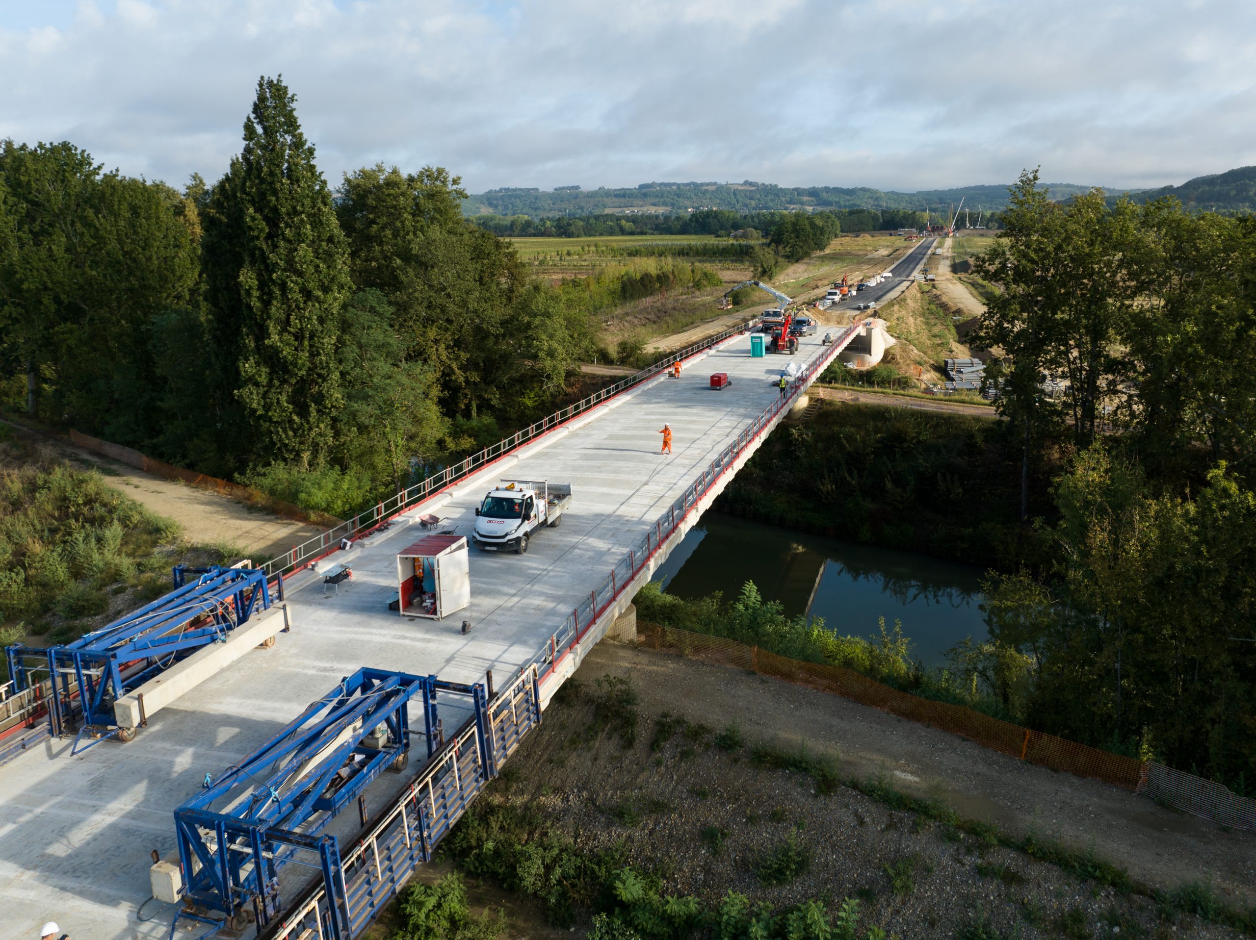 Tablier d'un ouvrage d'art en construction au-dessus d'une rivière