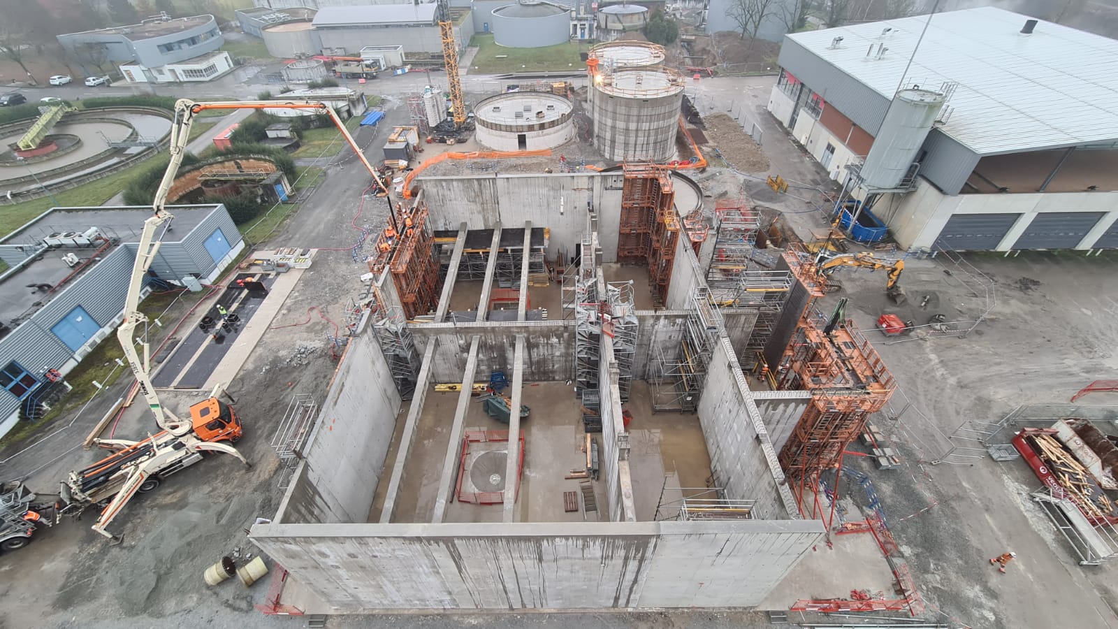 Coffrage et ferraillage d'une semelle de pile sur chantier de génie civil