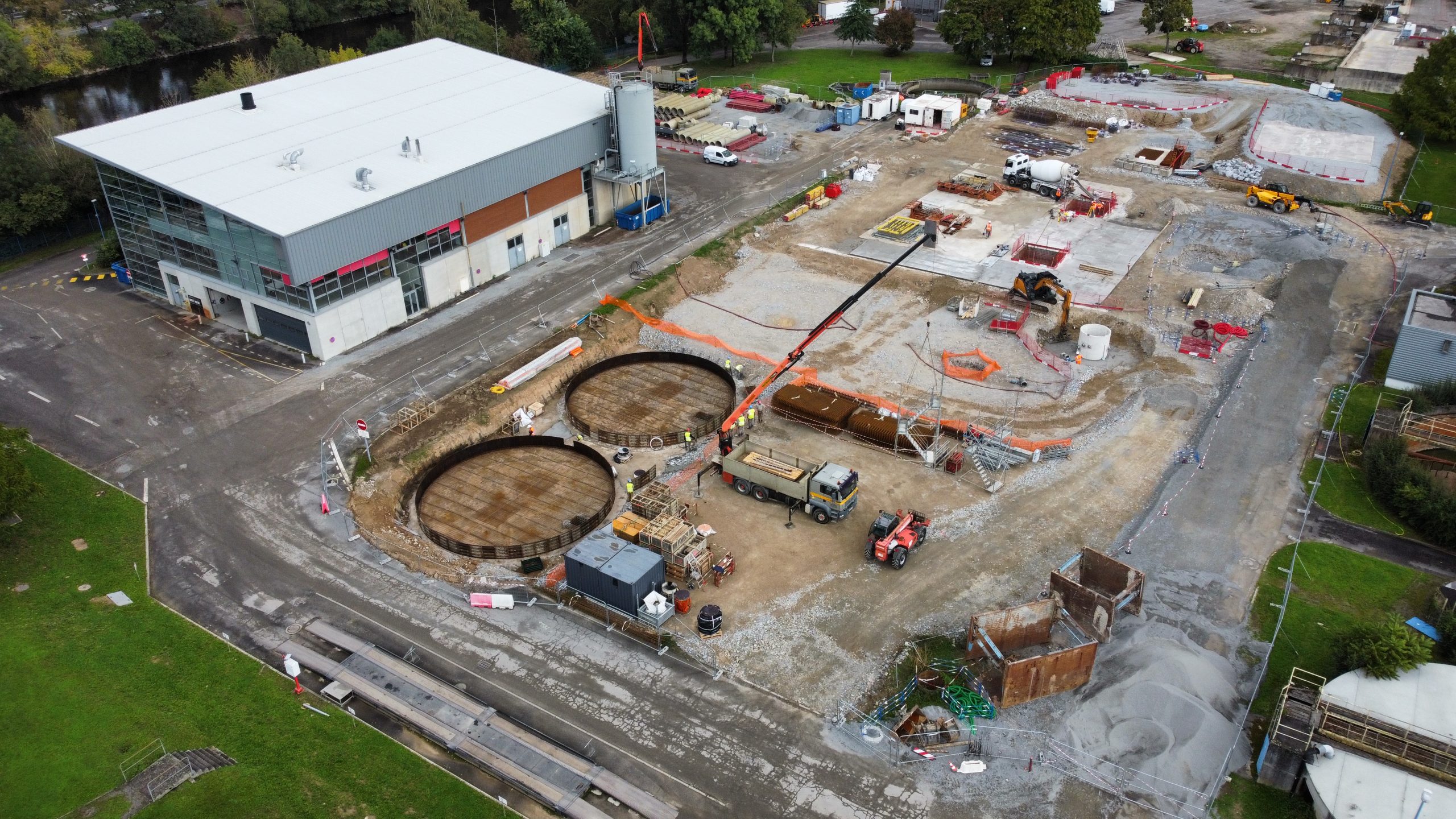 Vue aérienne d'un chantier de génie civil de l'eau