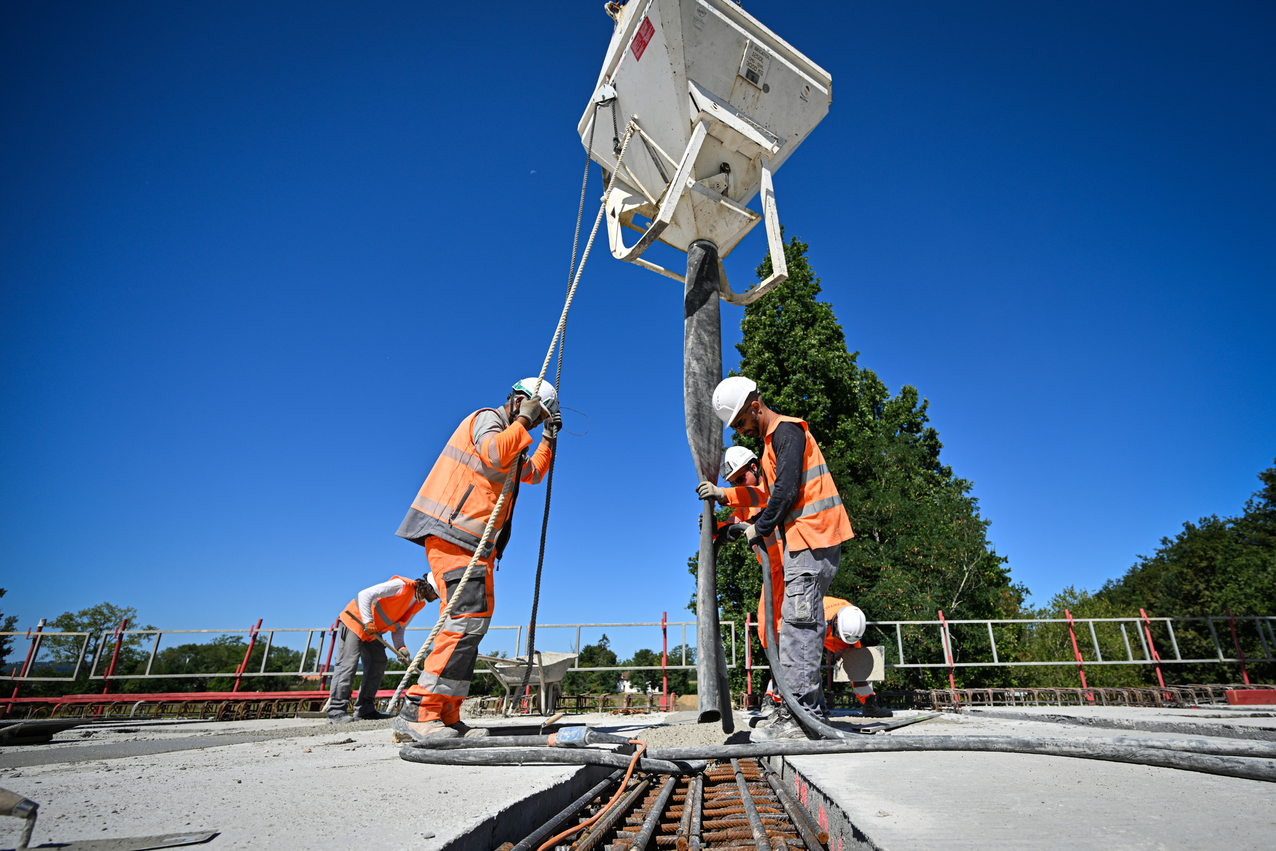 Équipe de chantier au travail sous une charpente métallique